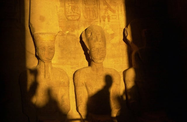 Le sanctuaire intérieur du pharaon Ramsès II illuminé par le soleil au grand temple d'Abou Simbel, au sud d'Assouan, en Haute-Égypte, le 22 février 2002
