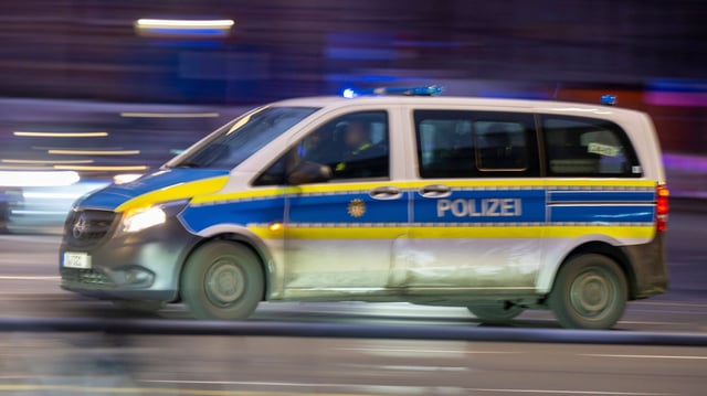 Eine Polizeiauto fährt mit Blaulicht. (Symbolbild)