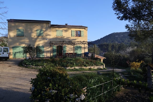 À l’occasion des deux ans de la disparition de leur fils Émile Soleil, les parents se sont exprimés dans un communiqué, mardi 8 juillet 2025. (Photo : maison des grands-parents dans le hameau du Haut Vernet)