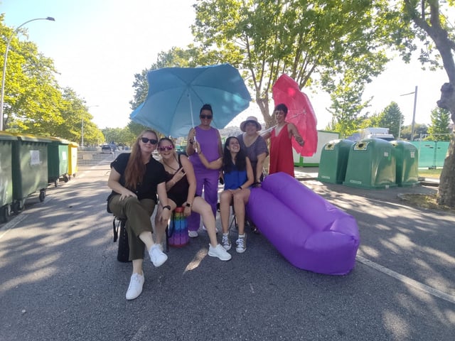 Primeras asistentes al concierto de Jennifer López haciendo cola en Pontevedra.