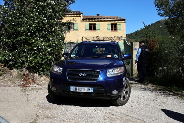 Un enquêteur de la police scientifique conduit la voiture du grand-père d'Emile, saisie dans le cadre de l'enquête sur la mort du petit garçon, à La Bouilladisse, le 25 mars 2025 dans les Bouches-du-Rhône