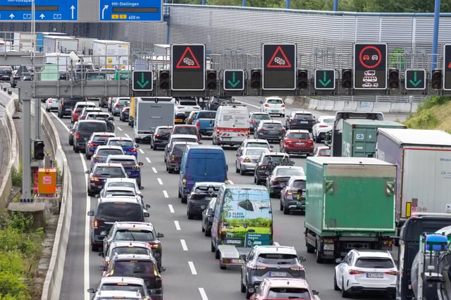 Ein Stau auf der A7 in Hamburg in Richtung Süden