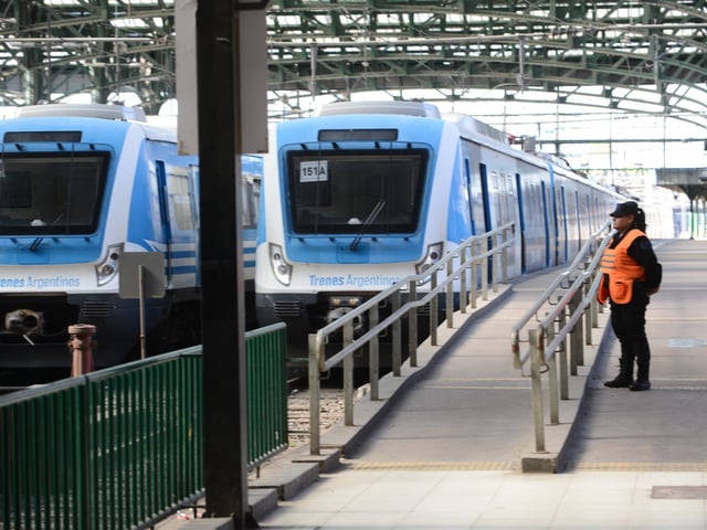 30-10-2024 Buenos Aires - Paro de trenes Línea Roca Estación Plaza Constitución. Foto: Luciano Thieberger. FTP CLARIN LTH_2855.jpg Z Invitado