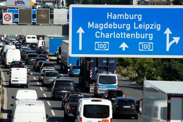 Der Sommerreiseverkehr auf deutschen Autobahnen wird nach Angaben des ADAC am kommenden Wochenende "spürbar" zunehmen und zu zahlreichen Staus führen. Grund sei insbesondere der Ferienbeginn im bevölkerungsreichsten Bundesland Nordrhein-Westfalen.