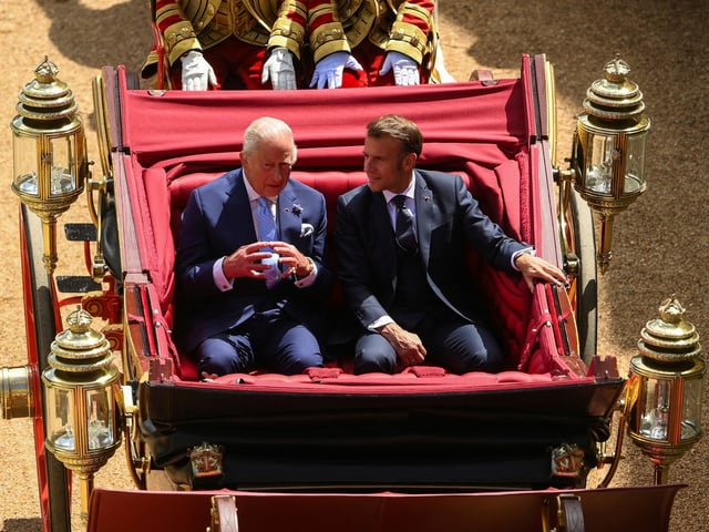 Carlos III y Macron avanzan en carroza en el Castillo de Windsor. Foto: AP