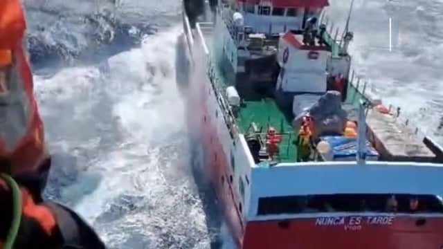 El servicio moviliza al helicóptero «Pesca 1» en una misión de larga distancia «de las más difíciles que han hecho en 20 años de antigüedad en el oficio»
