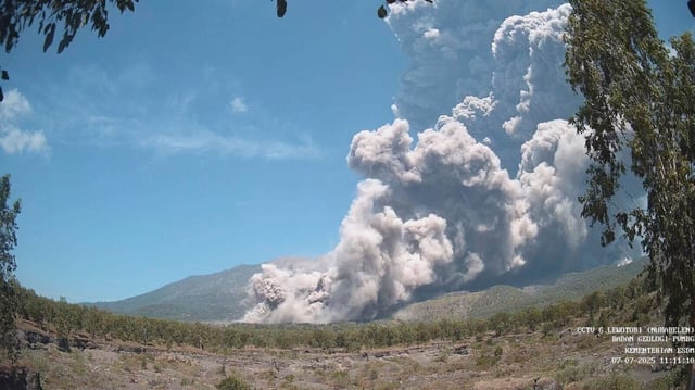 El monte Lewotobi Laki Laki expulsa material volcánico durante la erupción en East Flores, Indonesia, el lunes 7 de julio de 2025
