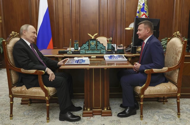 El presidente ruso, Vladímir Putin, junto al entonces ministro de Transporte ruso, Roman Starovoit, en el Kremlin de Moscú, Rusia, el jueves 30 de enero de 2025