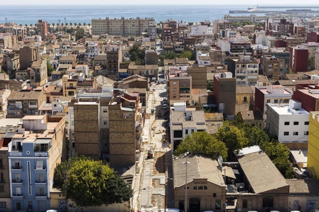 Imagen aérea del Cabanyal con la playa al fondo y varias calles en obras