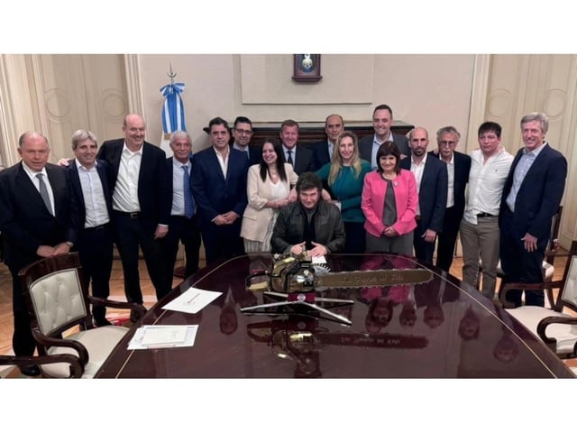 El Gobierno volvió a aplicar la motosierra (X/@JMilei).