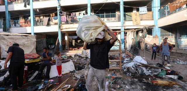 Des Palestiniens dans les décombres après une frappe israélienne sur une école abritant des  personnes déplacées à Al-Bureij, dans le centre de la bande de Gaza, le 8 juillet 2025