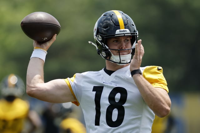 Will Howard #18 of the Pittsburgh Steelers in action during Minicamp at UPMC Rooney Sports Complex on June 10, 2025 in Pittsburgh, Pennsylvania.