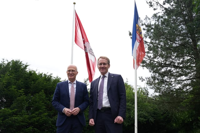 Schleswig-Holsteins Ministerpräsident Daniel Günther (r, CDU) bei dem Treffen mit Hamburgs Bürgermeister Peter Tschentscher