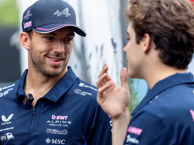 Montreal (Canada), 12/06/2025.- Alpine driver Pierre Gasly (L) of France and Alpine driver Franco Colapinto (R) of Argentina in the paddock on media day for the Formula 1 Grand Prix of Canada at the Circuit Gilles-Villeneuve in Montreal, Canada, 12 June 2025. The 2025 Canadian Grand Prix will take place on 15 June 2025. (Fórmula Uno, Francia) EFE/EPA/SHAWN THEW