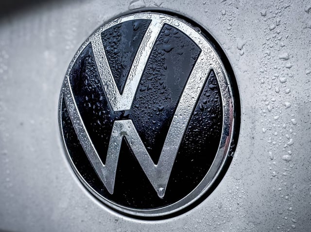 VW steht sowohl bei Verbrennern als auch E-Autos auf Platz 1.