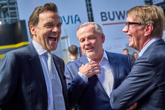 EUR, Europa, Deutschland, Berlin, 12.05.2023: Im Gespräch Christoph Gröner, CEO Gröner mit Andreas Engelhardt, Schüco International KG und + Ronald Profalla, Geschäftsführer der Gröner Group. Unter dem Motto: Alle 80 Sekunden müsste eine Wohnung gebaut werden, um das Ziel 400.000 neue Wohnungen im Jahr zu erreichen. Das Baustellengespräch "80 Sekunden - Neues Bauen" vermittelt Kontakte zwischen Politik, Wirtschaft, Investoren sowie der Wissenschaft.