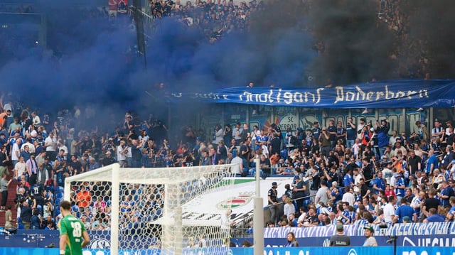 Die Fans des SC Paderborns zünden Rauchtöpfe