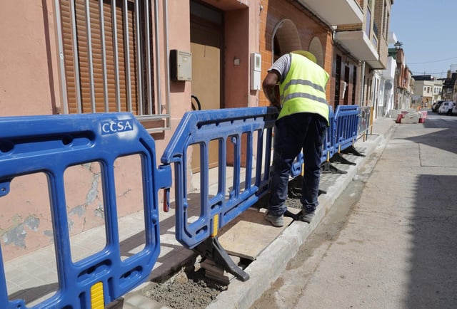Un operario trabaja al sol en el Palmar en Valencia este fin de semana.