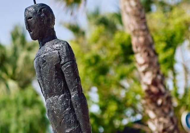 La estatua se exhibía en la calle.