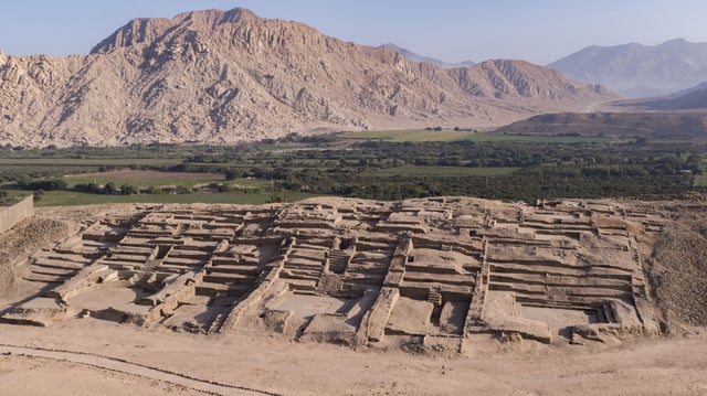 Experts believe Peñico, founded around 1800 BC, served as a strategic urban center, linking the coastal communities of the Supe Valley with settlements in the high Andes and Amazon.