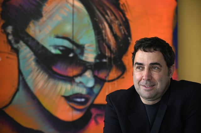 Jordi Herreruela, director del Festival Cruïlla, junto a un retrato de Kylie Minogue en sus oficinas.