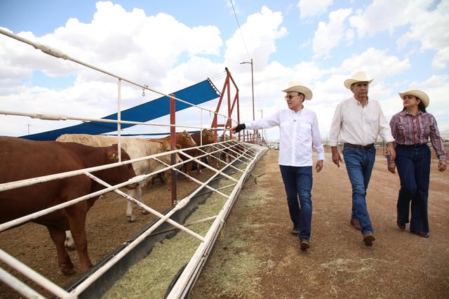 El gobernador Alfonso Durazo fue acompañado por funcionarios estatales y federales durante el evento en Agua Prieta. FOTO: ESPECIAL