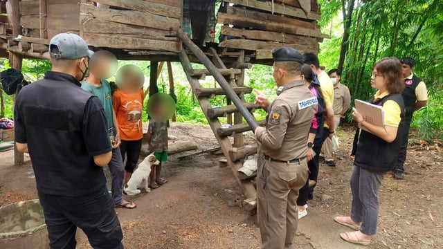 Las autoridades tailandesas hablan con la madre de un niño de 8 años que fue abandonado para vivir con perros y nunca asistió a la escuela en el distrito de Lap Lae, provincia de Uttaradit, en Tailandia.