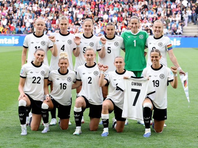 Das DFB-Team ehrt zu Beginn des Spiels die verletzte Kapitänin Giulia Gwinn.