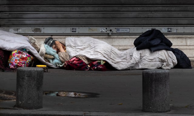 En 2023, 9,8 millions de personnes occupant un logement
ordinaire en France métropolitaine vivent sous le seuil de pauvreté monétaire, selon l'Insee.