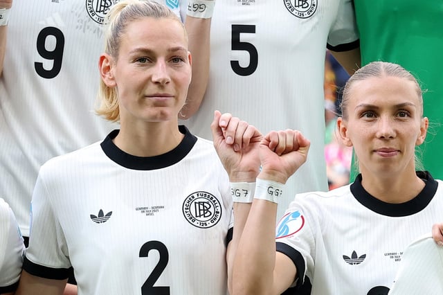 In Gedanken sind die Nationalspielerinnen bei ihrer verletzten Kapitänin