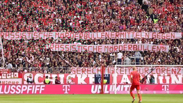 Fans von Bayern München mit dem Banner gegen Mainz 05