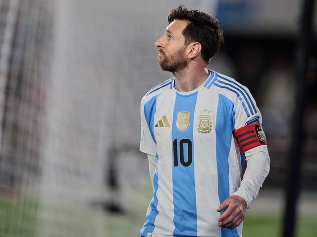 AME5132. BUENOS AIRES (ARGENTINA), 10/06/2025.- Lionel Messi de Argentina reacciona este martes, durante un partido por las eliminatorias sudamericanas para el Mundial 2026 entre las selecciones de Argentina y Colombia en el estadio Monumental en Buenos Aires (Argentina). EFE/ Adan González