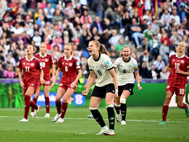 Sjoeke Nüsken jubelt nach ihrem Elfmetertor zum 1:1 gegen Dänemark.