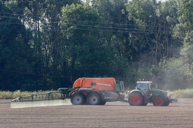 Le Parlement a définitivement adopté, mardi 8 juillet 2025, la proposition de loi Duplomb-Menonville, qui prévoit la réintroduction d’un pesticide. Ici, un agriculteur répand des pesticides sur une parcelle.