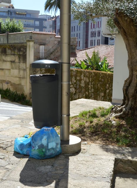 Bolsas de basura en el suelo.