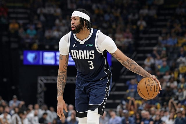 Anthony Davis of the NBA's Dallas Mavericks has reportedly had surgery to repair a detatched retina