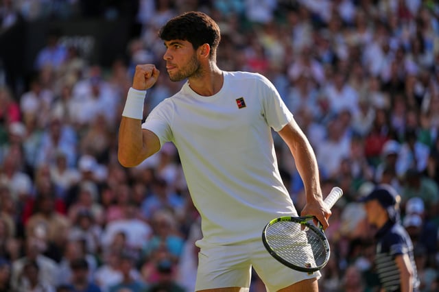 El español Carlos Alcaraz reacciona tras ganar un punto ante el británico Cameron Norrie en el duelo de cuartos de final de Wimbledon el martes 8 de julio del 2025. (AP Foto/Kirsty Wigglesworth)