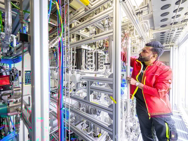 Der Wissenschaftliche Mitarbeiter Darshan Jain kontrolliert die Anlagen auf der schwimmenden Versuchsplattform des Projekts „H2 Mare“