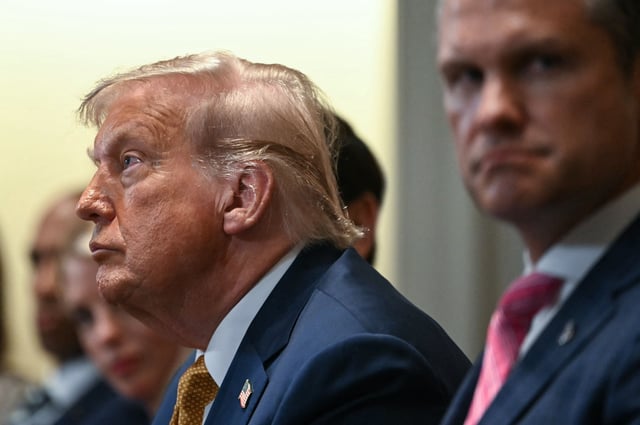 El presidente de Estados Unidos, Donald Trump, y el secretario de Defensa, Pete Hegseth, asisten a una reunión de gabinete, en Washington