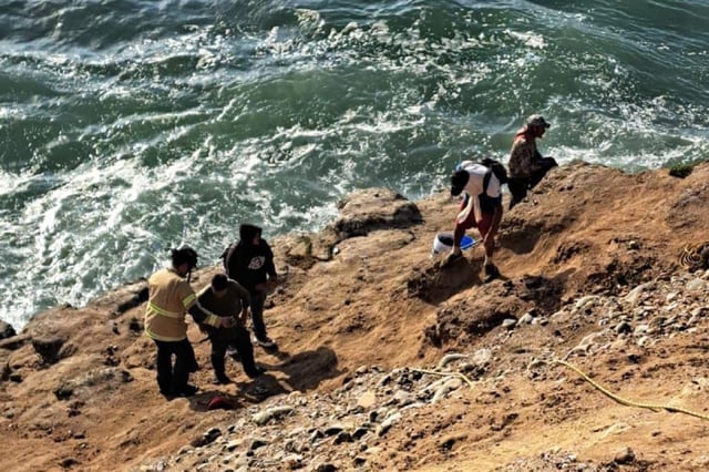 Esto tras el rescate de dos pescadores que quedaron atrapados en una zona rocosa de la sección Costa Azul