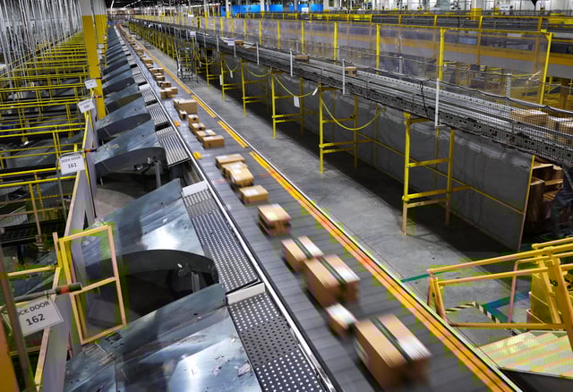Packages travel on a conveyor during at the Amazon's fulfillment center in Robbinsville, New Jersey, U.S., November 27, 2023. REUTERS/Mike Segar/ File Photo