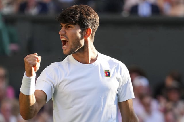 Carlos Alcaraz doblegó a Cameron Norrie con amplitud y está nuevamente en una semifinal de Wimbledon; va por su tercera corona sucesiva.