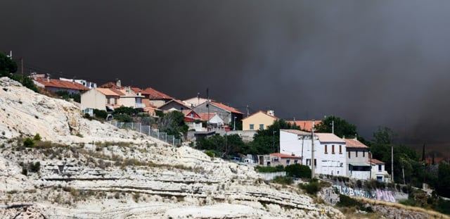 Nuage de fumée au dessus de Marseille provoqué par les incendies, le 8 juillet 2025