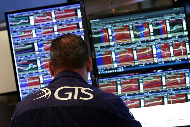 Un opérateur à la Bourse de New York, le 30 juin 2025