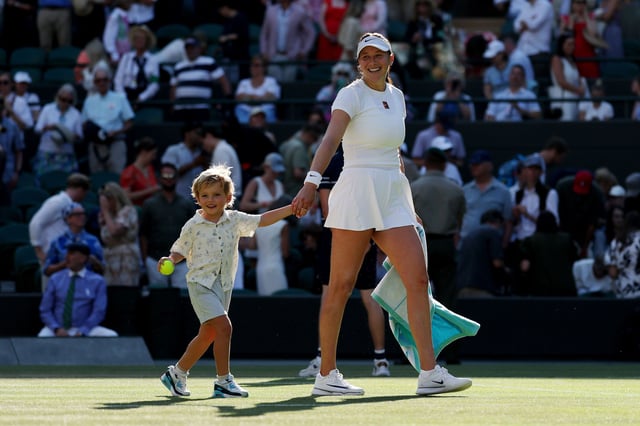 Anisimova celebrates with nephew Jaxon after her win against Pavlyuchenkova.