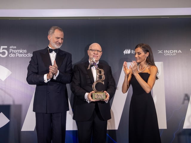 Jorge Fernández Díaz recibió el prestigioso premio Mariano de Cavia de manos de los reyes de España. Foto: Matías Nieto Koenig.