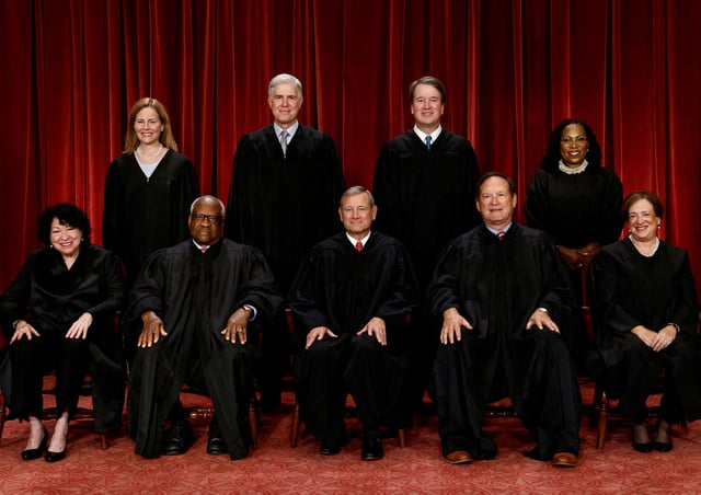 Les juges de la Cour suprême des États-Unis posent pour leur portrait de groupe à la Cour suprême à Washington, le 7 octobre 2022.