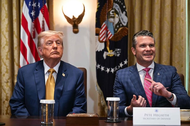 El presidente Donald Trump y el secretario de Defensa, Pete Hegseth, en la reunión de gabinete en la Casa Blanca, en Washington.