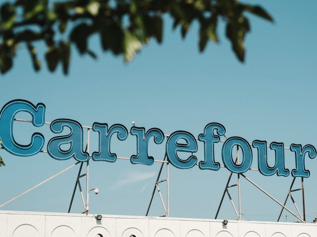 La cadena francesa Carrefour supermercado changuito logo. Foto Bloomberg