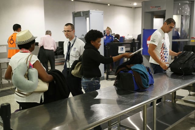 Passagiere an Flughäfen in den USA müssen ihre Schuhe nicht mehr ausziehen, um durch die  Sicherheitskontrolle zu gelangen. Heimatschutzministerin Kristi Noem gab die Abschaffung der seit 20 Jahren geltenden Regelung der Verkehrssicherheitsbehörde TSA am Dienstag (Ortszeit) bekannt.